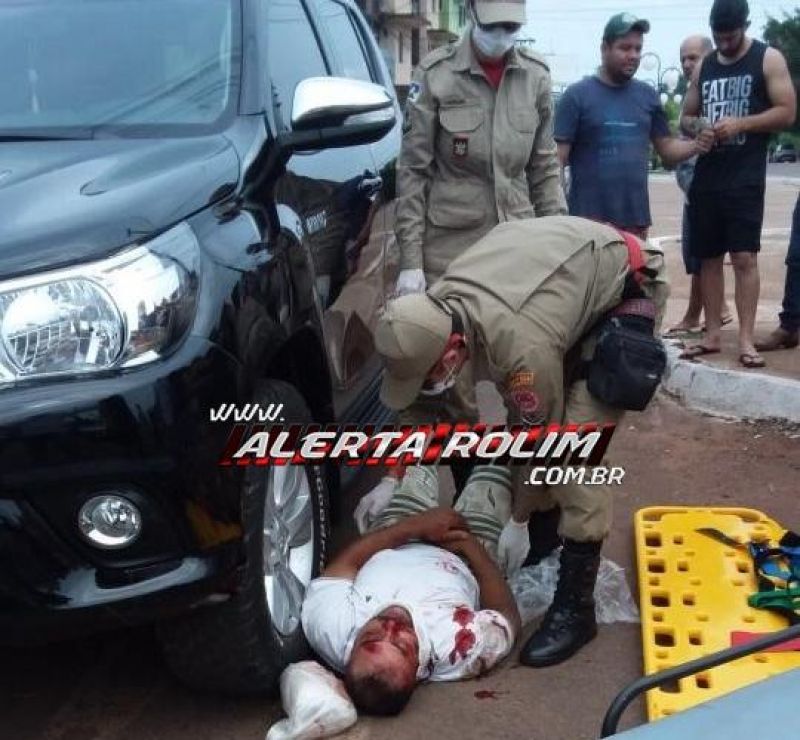 Rolim de Moura – Motociclista é socorrido pelos bombeiros, após se envolver em acidente entre moto e carro, no centro da cidade Rolim de Moura – Motociclista é socorrido pelos bombeiros, após se envolver em acidente entre moto e carro, no centro da cidade