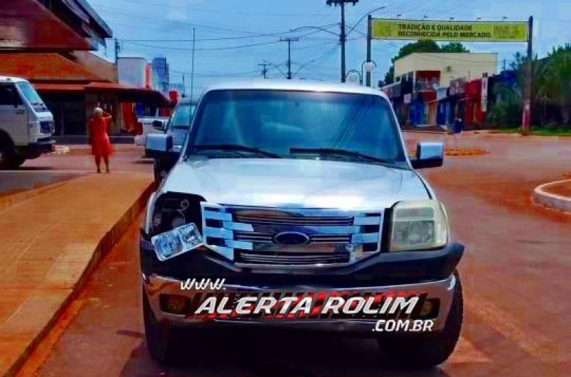 Rolim de Moura – Motociclista é socorrido pelos bombeiros, após se envolver em acidente entre moto e carro, no centro da cidade Rolim de Moura – Motociclista é socorrido pelos bombeiros, após se envolver em acidente entre moto e carro, no centro da cidade