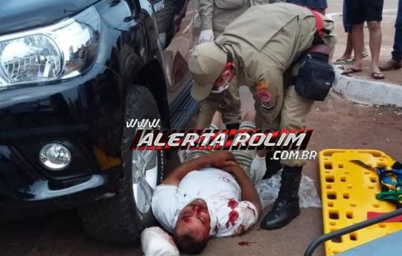 Rolim de Moura – Motociclista é socorrido pelos bombeiros, após se envolver em acidente entre moto e carro, no centro da cidade Rolim de Moura – Motociclista é socorrido pelos bombeiros, após se envolver em acidente entre moto e carro, no centro da cidade
