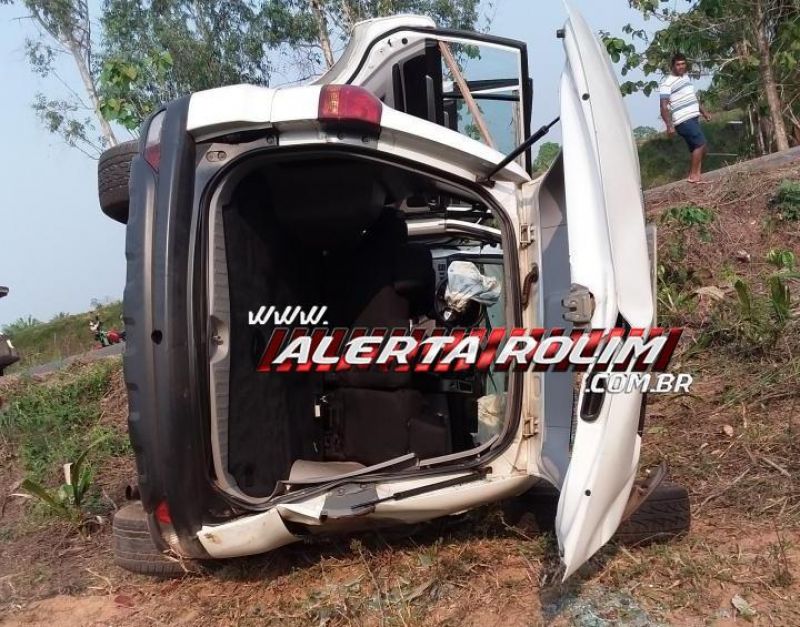 Rolim de Moura – Para não bater em bezerro, motorista capota camioneta na RO-383