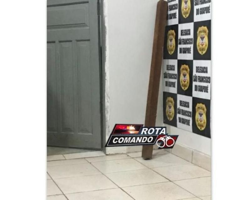 Agente penitenciário fica em coma após ser golpeado por pedaço de pau na cabeça, em São Francisco do Guaporé. Agente penitenciário fica em coma após ser golpeado por pedaço de pau na cabeça, em São Francisco do Guaporé.