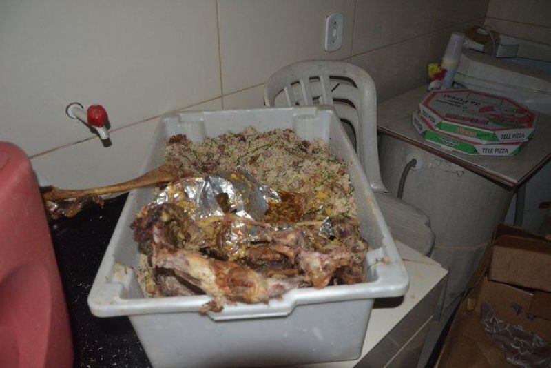 Comida estragada e com larva, servida em festa de 15 anos, vira caso de polícia, em Jaru Comida estragada e com larva, servida em festa de 15 anos, vira caso de polícia, em Jaru