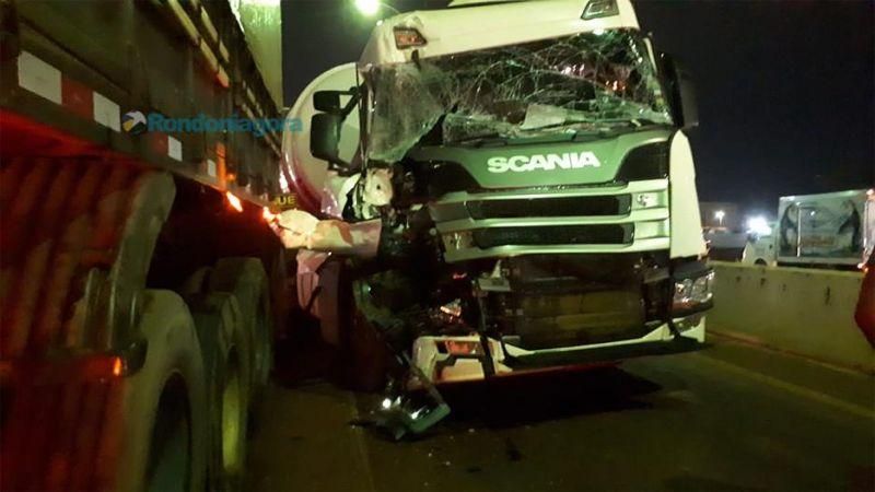 Colisão entre carretas na BR-364 causa congestionamentos durante chuva na área urbana da Capital