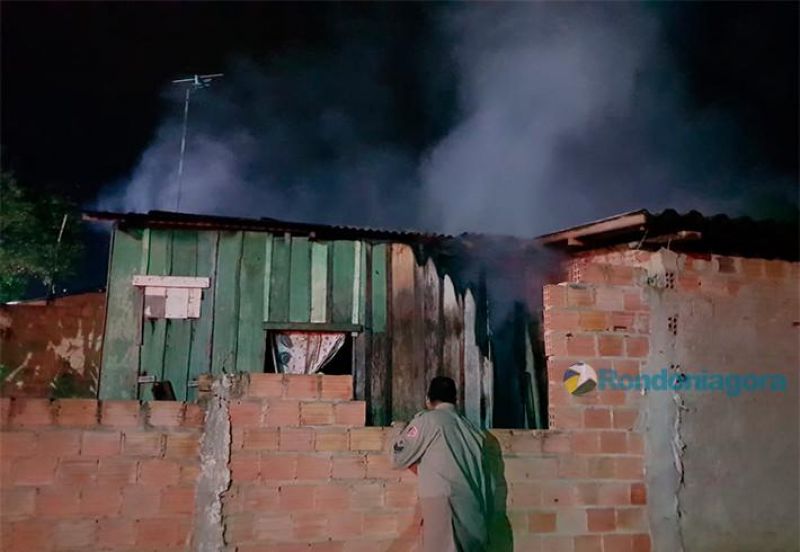Populares incendeiam casa de mulher que encomendou bebê arrancado da mãe, em Porto Velho Populares incendeiam casa de mulher que encomendou bebê arrancado da mãe, em Porto Velho