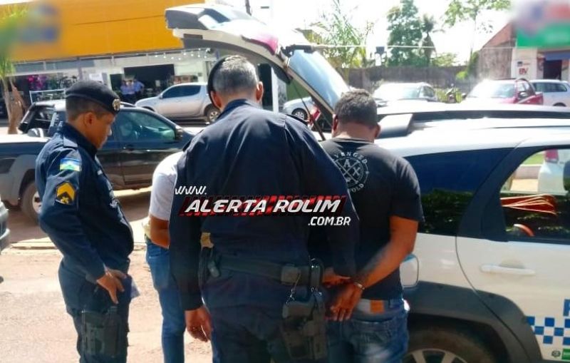 Rolim de Moura – 03 suspeitos de tráfico de drogas são presos em flagrante no Centro da cidade pela Polícia Militar Rolim de Moura – 03 suspeitos de tráfico de drogas são presos em flagrante no Centro da cidade pela Polícia Militar