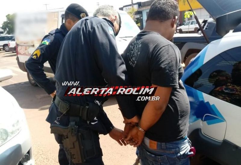 Rolim de Moura – 03 suspeitos de tráfico de drogas são presos em flagrante no Centro da cidade pela Polícia Militar Rolim de Moura – 03 suspeitos de tráfico de drogas são presos em flagrante no Centro da cidade pela Polícia Militar