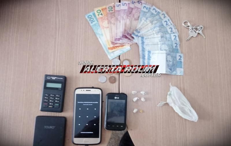 Rolim de Moura – 03 suspeitos de tráfico de drogas são presos em flagrante no Centro da cidade pela Polícia Militar Rolim de Moura – 03 suspeitos de tráfico de drogas são presos em flagrante no Centro da cidade pela Polícia Militar
