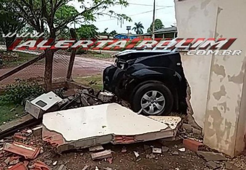  Rolim de Moura – Adolescente conduzindo caminhonete perde controle da direção e bate em muro de residência no Bairro Centenário 