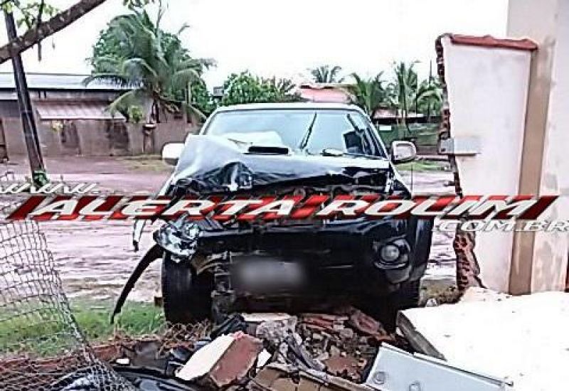 Rolim de Moura – Adolescente conduzindo caminhonete perde controle da direção e bate em muro de residência no Bairro Centenário   Rolim de Moura – Adolescente conduzindo caminhonete perde controle da direção e bate em muro de residência no Bairro Centenário