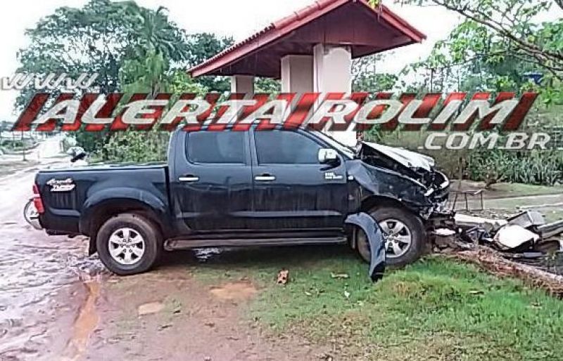  Rolim de Moura – Adolescente conduzindo caminhonete perde controle da direção e bate em muro de residência no Bairro Centenário 