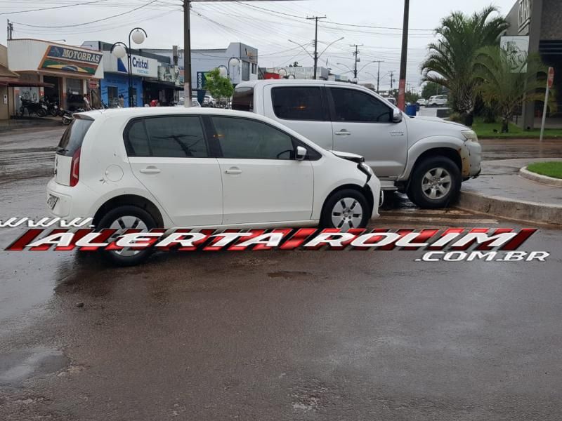 Rolim de Moura – Colisão entre dois carros é registrada no Centro da cidade  Rolim de Moura – Colisão entre dois carros é registrada no Centro da cidade