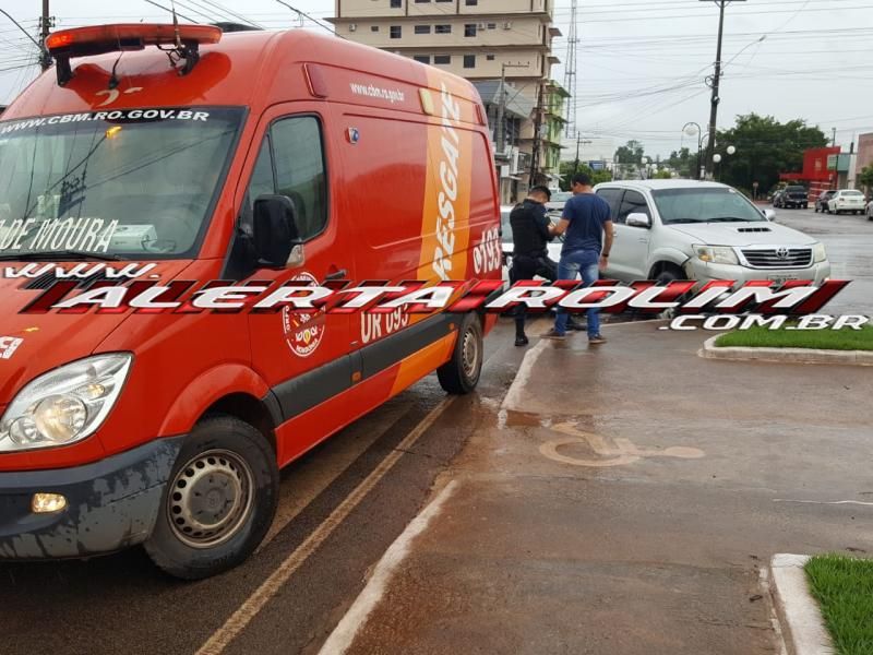 Rolim de Moura – Colisão entre dois carros é registrada no Centro da cidade  Rolim de Moura – Colisão entre dois carros é registrada no Centro da cidade