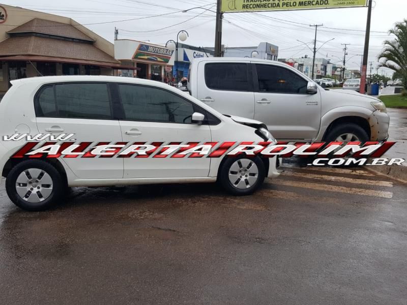 Rolim de Moura – Colisão entre dois carros é registrada no Centro da cidade  Rolim de Moura – Colisão entre dois carros é registrada no Centro da cidade
