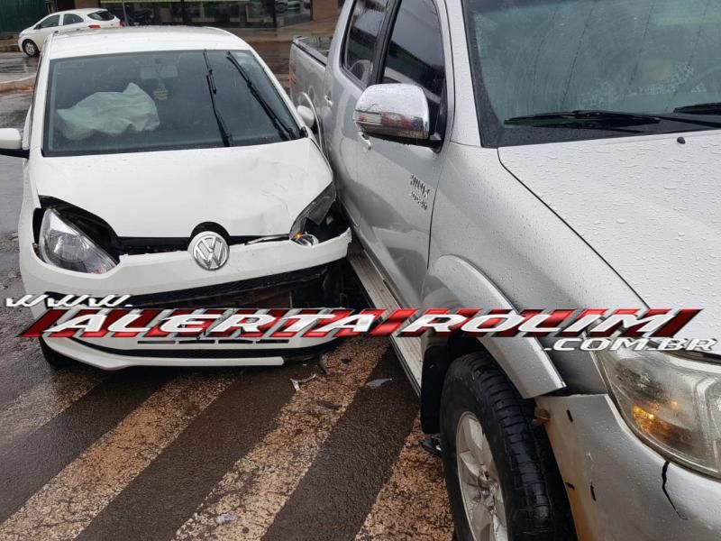 Rolim de Moura – Colisão entre dois carros é registrada no Centro da cidade  Rolim de Moura – Colisão entre dois carros é registrada no Centro da cidade