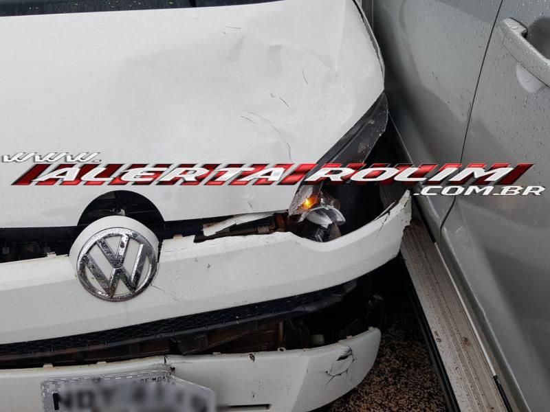 Rolim de Moura – Colisão entre dois carros é registrada no Centro da cidade  Rolim de Moura – Colisão entre dois carros é registrada no Centro da cidade