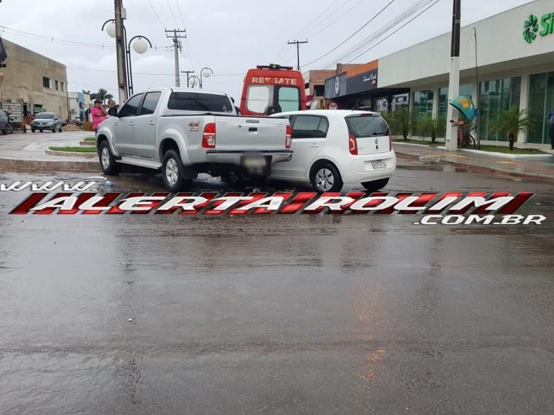 Rolim de Moura – Colisão entre dois carros é registrada no Centro da cidade  Rolim de Moura – Colisão entre dois carros é registrada no Centro da cidade