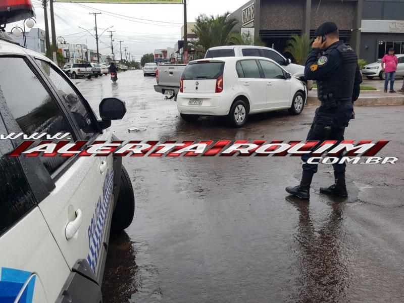 Rolim de Moura – Colisão entre dois carros é registrada no Centro da cidade  Rolim de Moura – Colisão entre dois carros é registrada no Centro da cidade