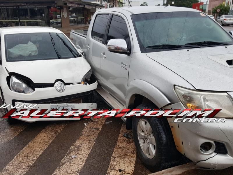 Rolim de Moura – Colisão entre dois carros é registrada no Centro da cidade  Rolim de Moura – Colisão entre dois carros é registrada no Centro da cidade