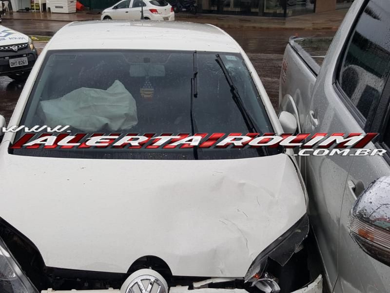 Rolim de Moura – Colisão entre dois carros é registrada no Centro da cidade  Rolim de Moura – Colisão entre dois carros é registrada no Centro da cidade