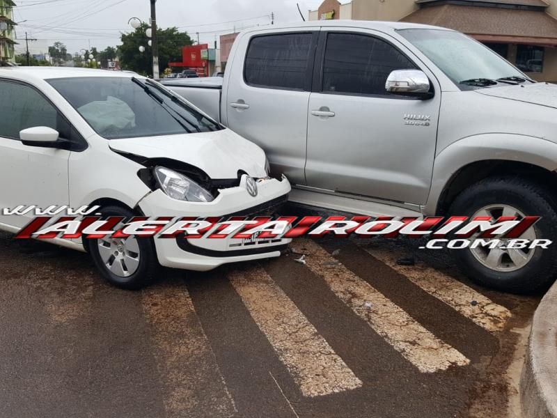Rolim de Moura – Colisão entre dois carros é registrada no Centro da cidade  Rolim de Moura – Colisão entre dois carros é registrada no Centro da cidade