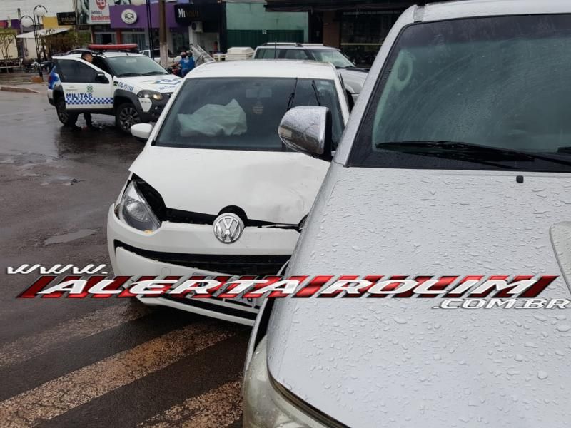 Rolim de Moura – Colisão entre dois carros é registrada no Centro da cidade  Rolim de Moura – Colisão entre dois carros é registrada no Centro da cidade