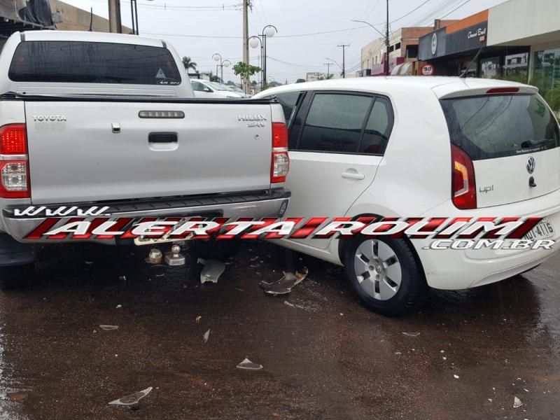 Rolim de Moura – Colisão entre dois carros é registrada no Centro da cidade  Rolim de Moura – Colisão entre dois carros é registrada no Centro da cidade
