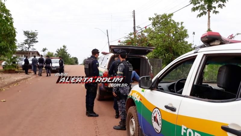 Rolim de Moura – Homem é preso pela PM, após manter esposa e filho em cárcere privado e fazer ameaças com arma de fogo Rolim de Moura – Homem é preso pela PM, após manter esposa e filho em cárcere privado e fazer ameaças com arma de fogo