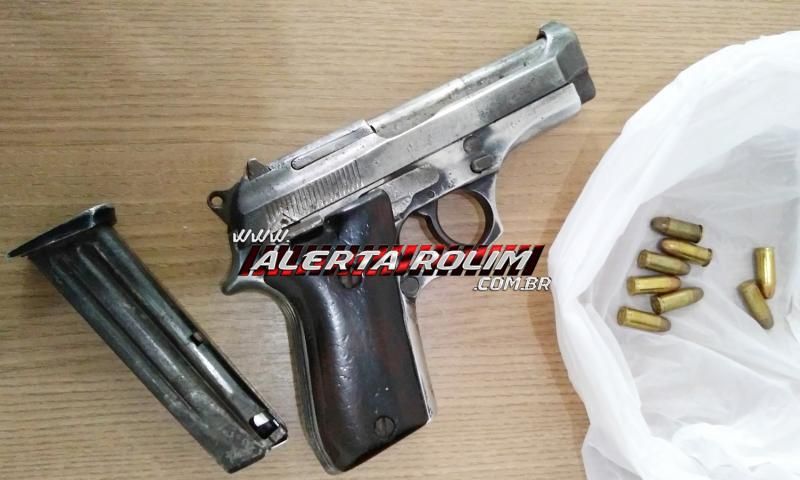 Rolim de Moura – Homem é preso pela PM, após manter esposa e filho em cárcere privado e fazer ameaças com arma de fogo Rolim de Moura – Homem é preso pela PM, após manter esposa e filho em cárcere privado e fazer ameaças com arma de fogo