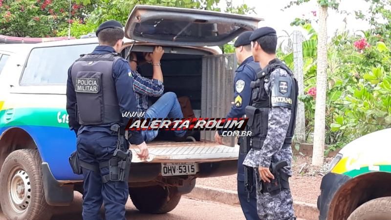 Rolim de Moura – Homem é preso pela PM, após manter esposa e filho em cárcere privado e fazer ameaças com arma de fogo Rolim de Moura – Homem é preso pela PM, após manter esposa e filho em cárcere privado e fazer ameaças com arma de fogo