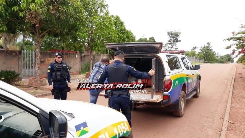 Rolim de Moura – Homem é preso pela PM, após manter esposa e filho em cárcere privado e fazer ameaças com arma de fogo Rolim de Moura – Homem é preso pela PM, após manter esposa e filho em cárcere privado e fazer ameaças com arma de fogo