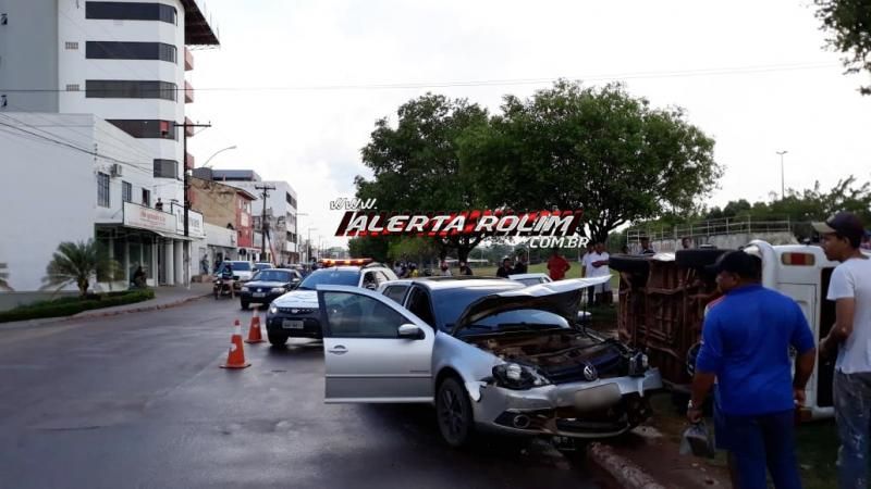 Rolim de Moura – Kombi tomba após colisão entre veículos no Centro da cidade