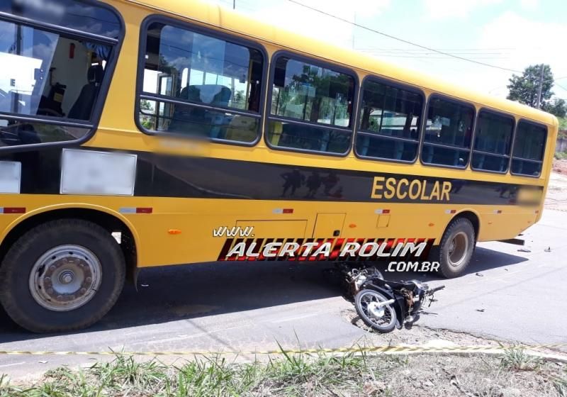 Santa Luzia – Motociclista é socorrido com suspeita de traumatismo craniano, após colisão com Ônibus Escolar em cruzamento Santa Luzia – Motociclista é socorrido com suspeita de traumatismo craniano, após colisão com Ônibus Escolar em cruzamento