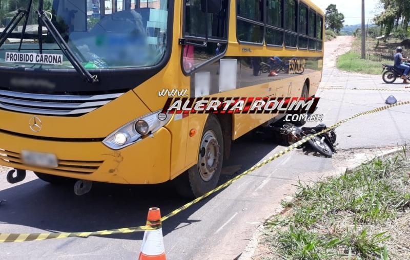 Santa Luzia – Motociclista é socorrido com suspeita de traumatismo craniano, após colisão com Ônibus Escolar em cruzamento Santa Luzia – Motociclista é socorrido com suspeita de traumatismo craniano, após colisão com Ônibus Escolar em cruzamento