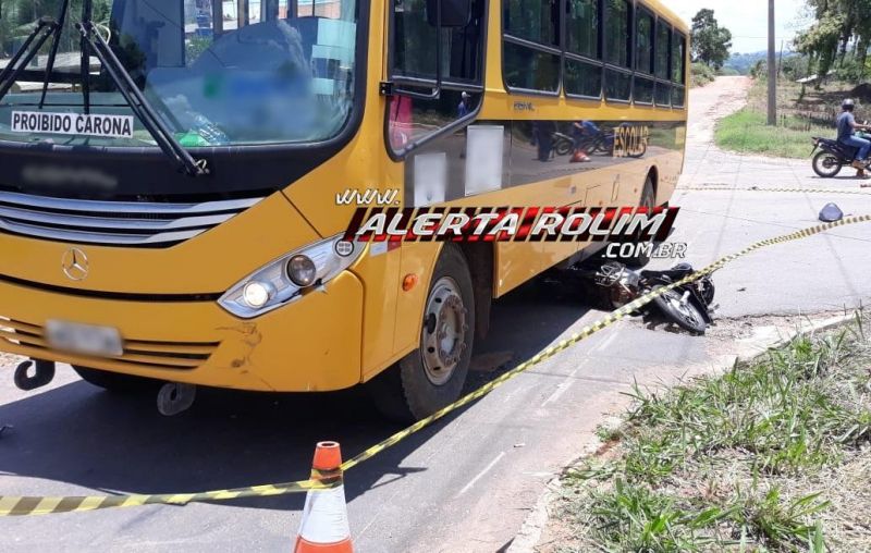 Santa Luzia – Motociclista é socorrido com suspeita de traumatismo craniano, após colisão com Ônibus Escolar em cruzamento Santa Luzia – Motociclista é socorrido com suspeita de traumatismo craniano, após colisão com Ônibus Escolar em cruzamento