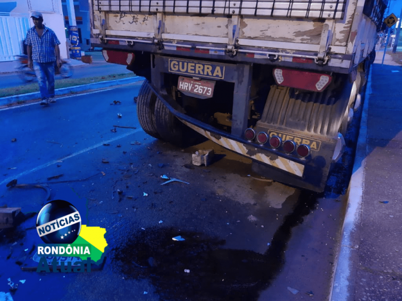 Veículo colide na traseira de carreta estacionada, em Ji-Paraná Veículo colide na traseira de carreta estacionada, em Ji-Paraná