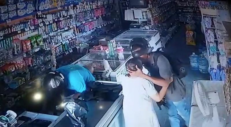 Vídeo mostra assaltante beijando idosa durante roubo no Piauí: ‘não quero seu dinheiro’
