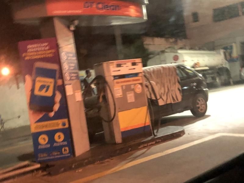 Assaltante infarta e morre durante roubo a posto de combustíveis, no Rio de Janeiro Assaltante infarta e morre durante roubo a posto de combustíveis, no Rio de Janeiro