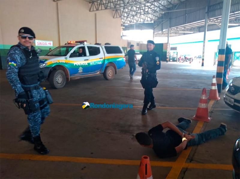 Bandidos são presos em supermercado após roubo e perseguição, em Porto Velho Bandidos são presos em supermercado após roubo e perseguição, em Porto Velho
