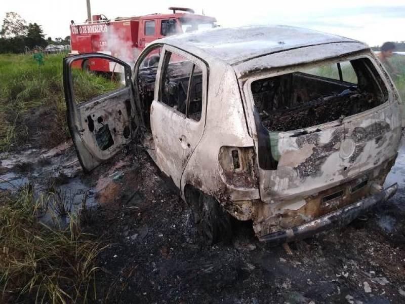 Vilhena - Completamente bêbado, homem incendeia o próprio carro; após ser preso diz não saber porque fez isso Vilhena - Completamente bêbado, homem incendeia o próprio carro; após ser preso diz não saber porque fez isso