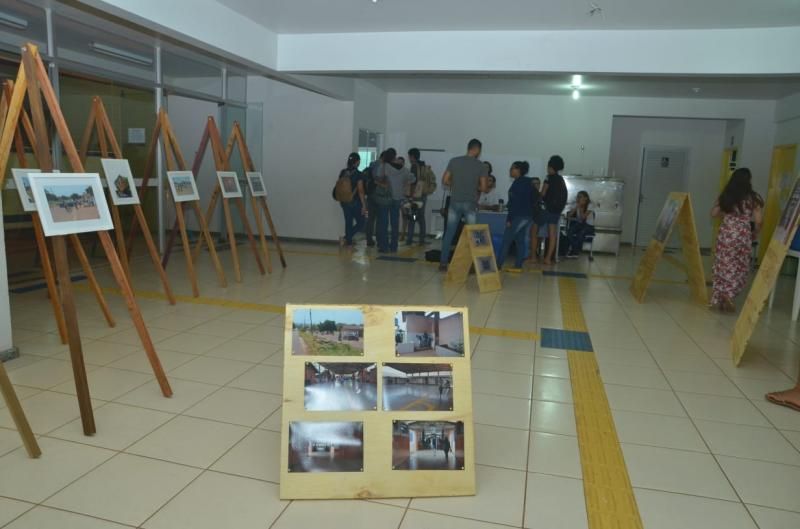Exposição fotográfica na Universidade Federal de Rondônia (UNIR) de Rolim de Moura, durante a sétima semana de história Exposição fotográfica na Universidade Federal de Rondônia (UNIR) de Rolim de Moura, durante a sétima semana de história