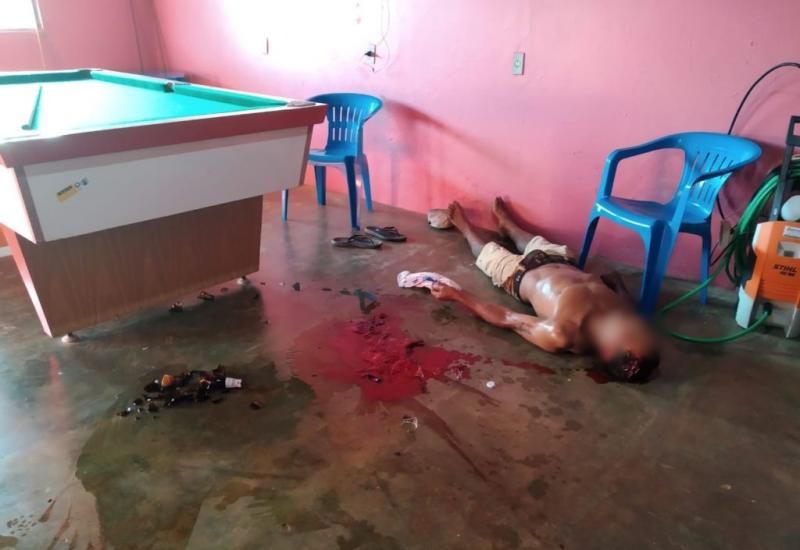 Homem é agredido com machadada na cabeça em bar, em Espigão do Oeste Homem é agredido com machadada na cabeça em bar, em Espigão do Oeste