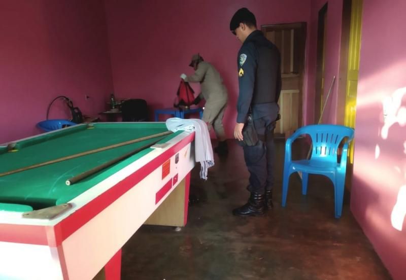 Homem é agredido com machadada na cabeça em bar, em Espigão do Oeste Homem é agredido com machadada na cabeça em bar, em Espigão do Oeste