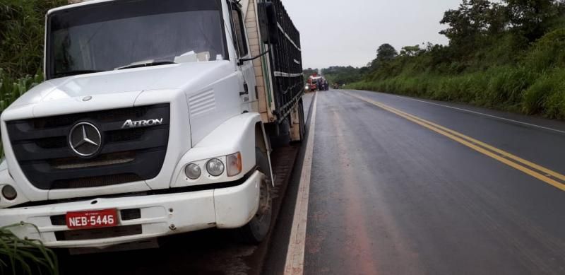 Jaru: Acidente na BR 364 deixa motorista de caminhão preso as ferragens Jaru: Acidente na BR 364 deixa motorista de caminhão preso as ferragens