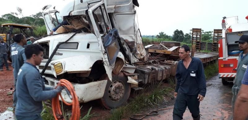 Jaru: Acidente na BR 364 deixa motorista de caminhão preso as ferragens Jaru: Acidente na BR 364 deixa motorista de caminhão preso as ferragens