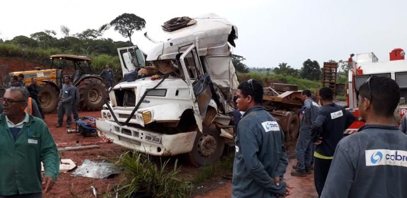 Jaru: Acidente na BR 364 deixa motorista de caminhão preso as ferragens Jaru: Acidente na BR 364 deixa motorista de caminhão preso as ferragens
