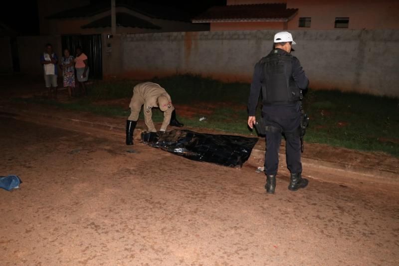 Jovem morre após bater moto na traseira de caminhão toreiro estacionado, em Espigão do Oeste Jovem morre após bater moto na traseira de caminhão toreiro estacionado, em Espigão do Oeste