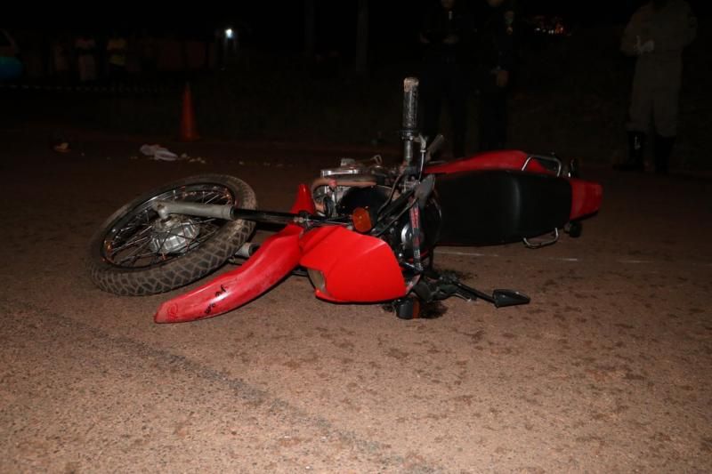 Jovem morre após bater moto na traseira de caminhão toreiro estacionado, em Espigão do Oeste Jovem morre após bater moto na traseira de caminhão toreiro estacionado, em Espigão do Oeste