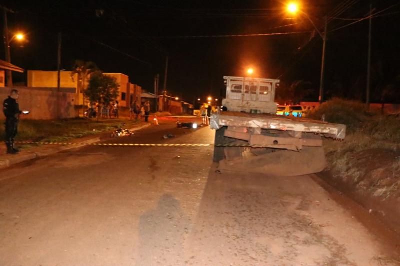 Jovem morre após bater moto na traseira de caminhão toreiro estacionado, em Espigão do Oeste Jovem morre após bater moto na traseira de caminhão toreiro estacionado, em Espigão do Oeste