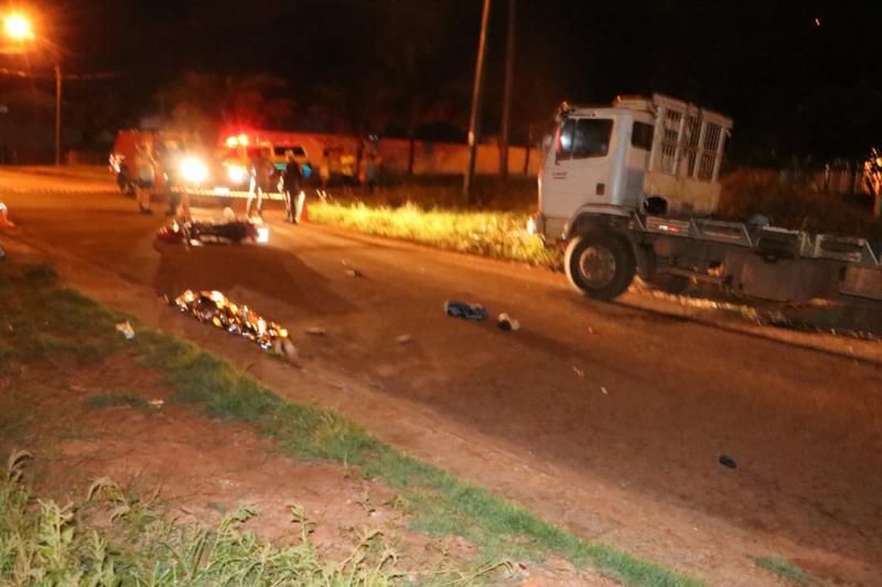 Jovem morre após bater moto na traseira de caminhão toreiro estacionado, em Espigão do Oeste Jovem morre após bater moto na traseira de caminhão toreiro estacionado, em Espigão do Oeste