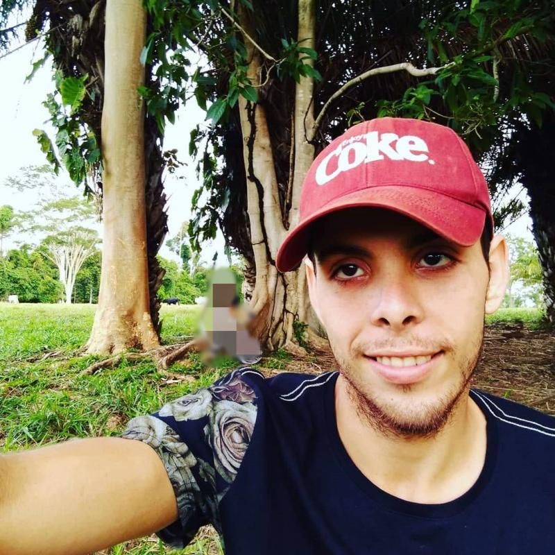 Jovem morre após bater moto na traseira de caminhão toreiro estacionado, em Espigão do Oeste Jovem morre após bater moto na traseira de caminhão toreiro estacionado, em Espigão do Oeste